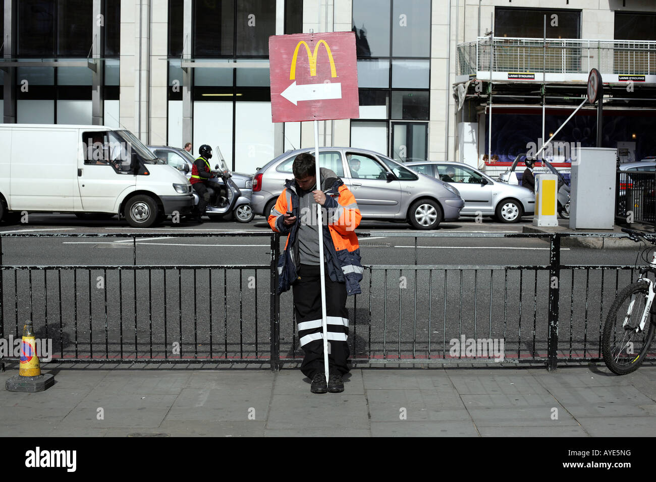 Un uomo tenendo un cartello McDonalds 04 04 2008 Fotografia di Kate Jones Foto Stock Un uomo tenendo un cartello McDonalds 04 04 2008 Fotografia di Kate Jones Foto Stock