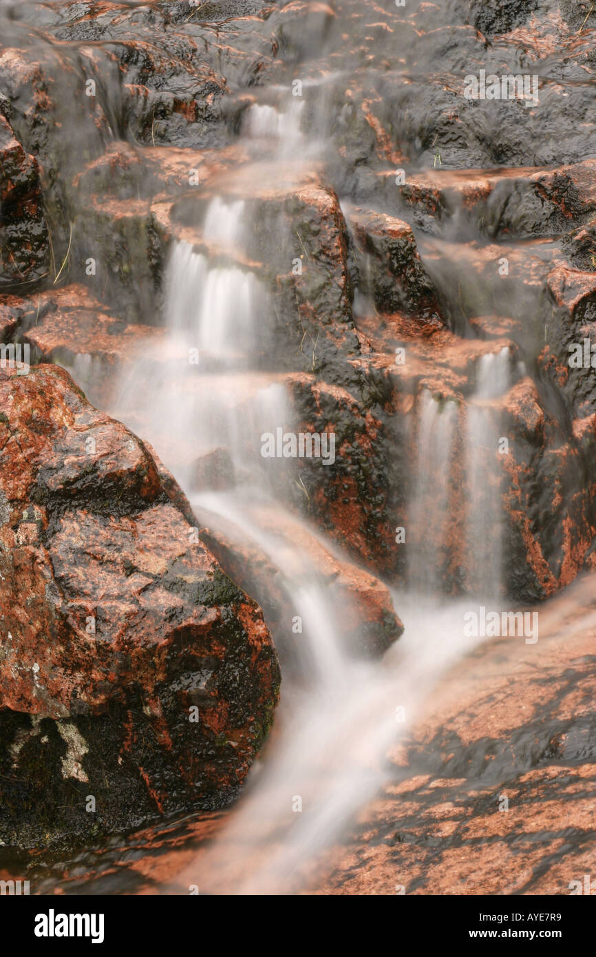 Una piccola cascata sulla Buchaille Etive Mor Mountain Glencoe Scozia Scotland Foto Stock