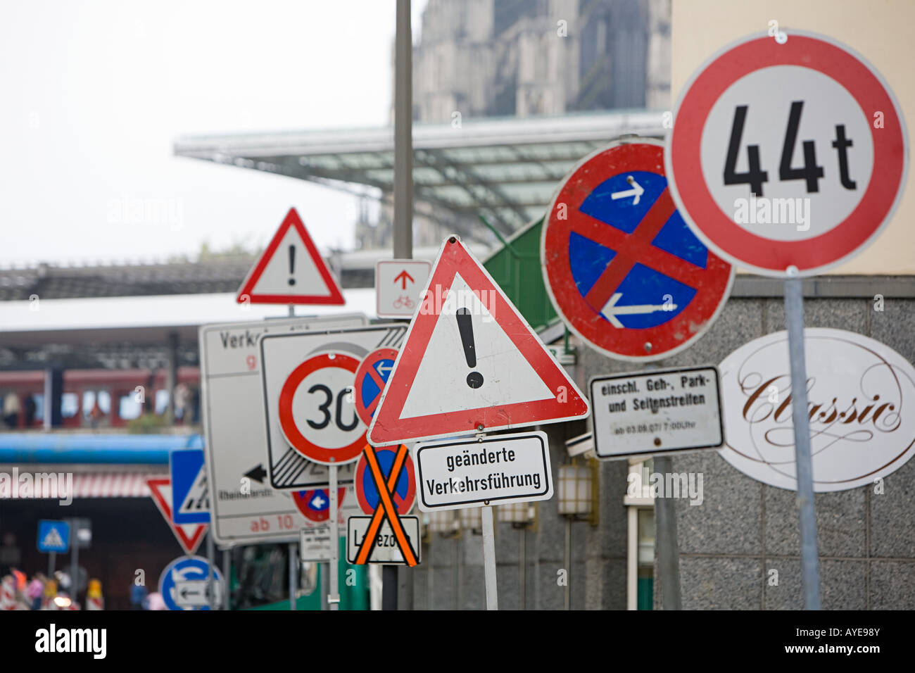 Adesivo Segnaletica Stradale Unidirezionale - Keep Clear - Impermeabile - A1 Graphics Ltd