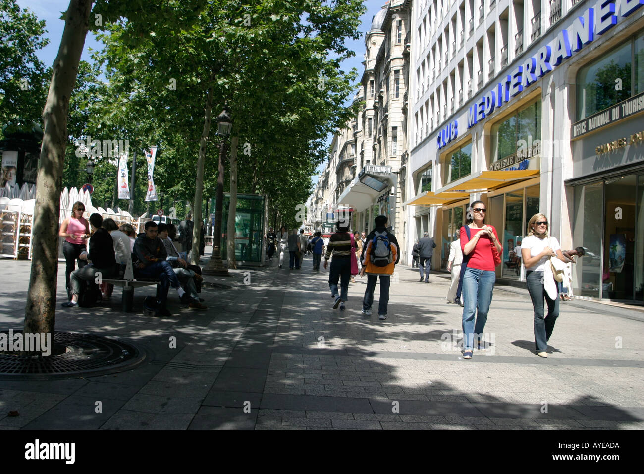 La vita di strada lungo il quartiere alla moda di Champs Elysees Paris Foto Stock