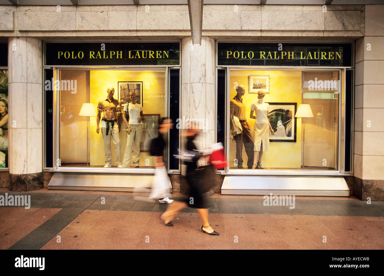 Una offuscata giovane oltrepassando la Pitt Street Mall di Ralph Lauren  shop che è la visualizzazione di uomini e donne s moda a Sydney Foto stock  - Alamy