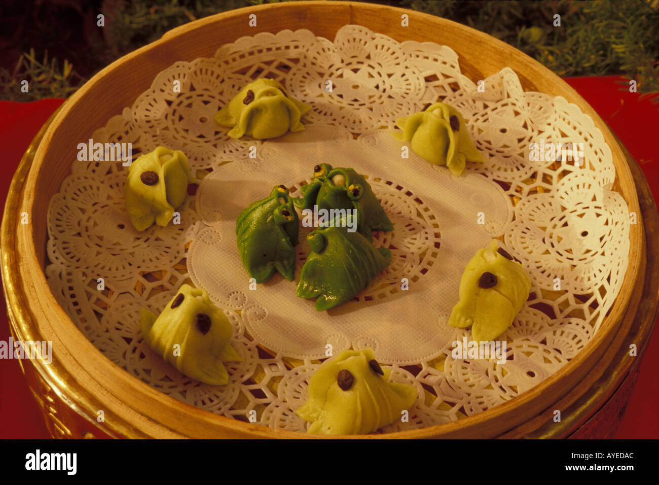 Tradizionale Cinese gourmet frittelle fatte in forma di rane Xian Provincia di Shaanxi Cina Foto Stock