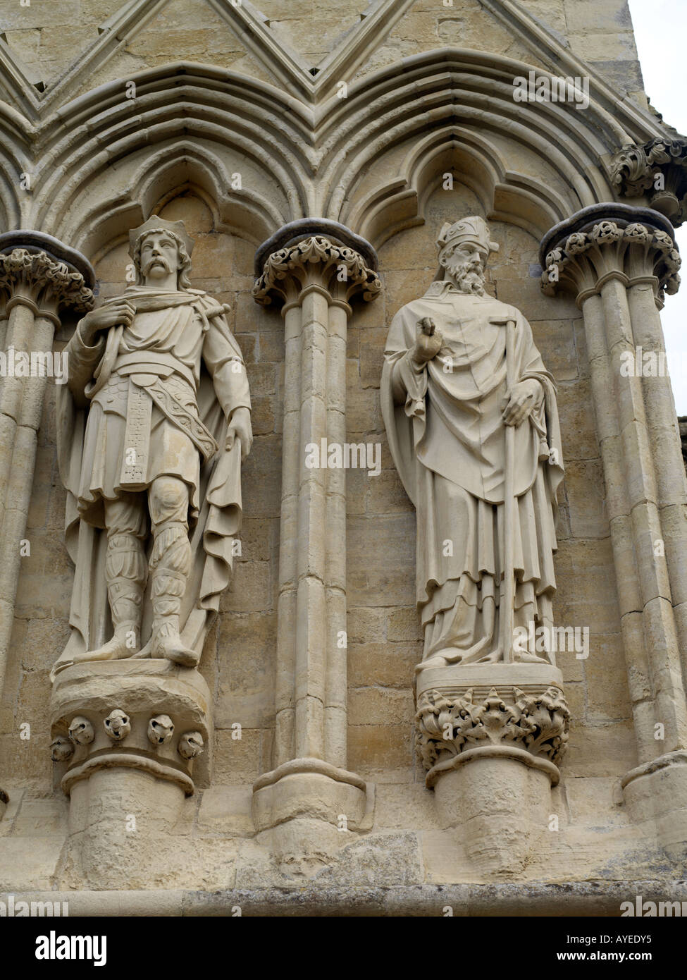 Salisbury Wiltshire Inghilterra statue di Saint Edmund il Martire e San Tommaso di Canterbury West Front della Cattedrale di Salisbury Foto Stock