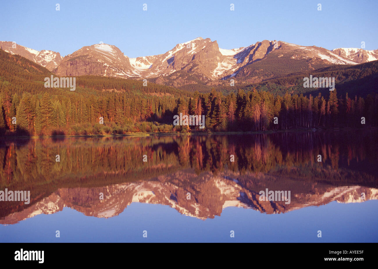 Alba riflessioni nel lago Sprague, Rocky Mountain National Park, COLORADO, Stati Uniti d'America Foto Stock