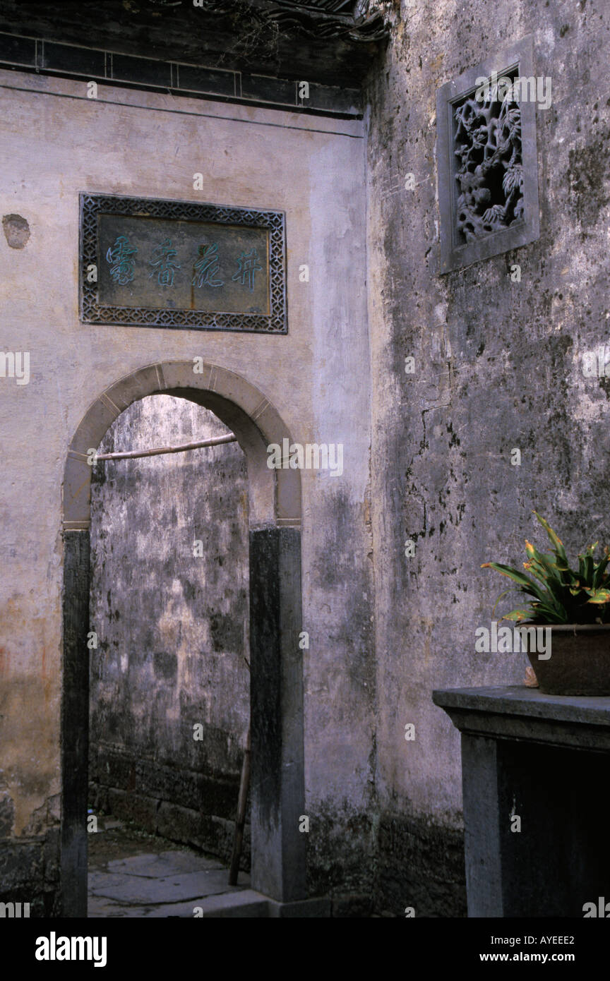 Aprire il cortile interno in stile Huizhou architettura residenziale provincia di Anhui Cina Foto Stock