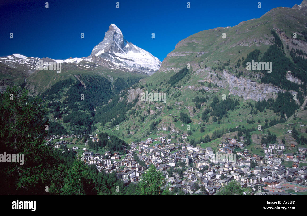 Il Matterhorn che sovrasta la cittadina di Zermatt, Vallese, alpi svizzere, Svizzera Foto Stock Il Matterhorn che sovrasta la cittadina di Zermatt, Vallese, alpi svizzere, Svizzera Foto Stock