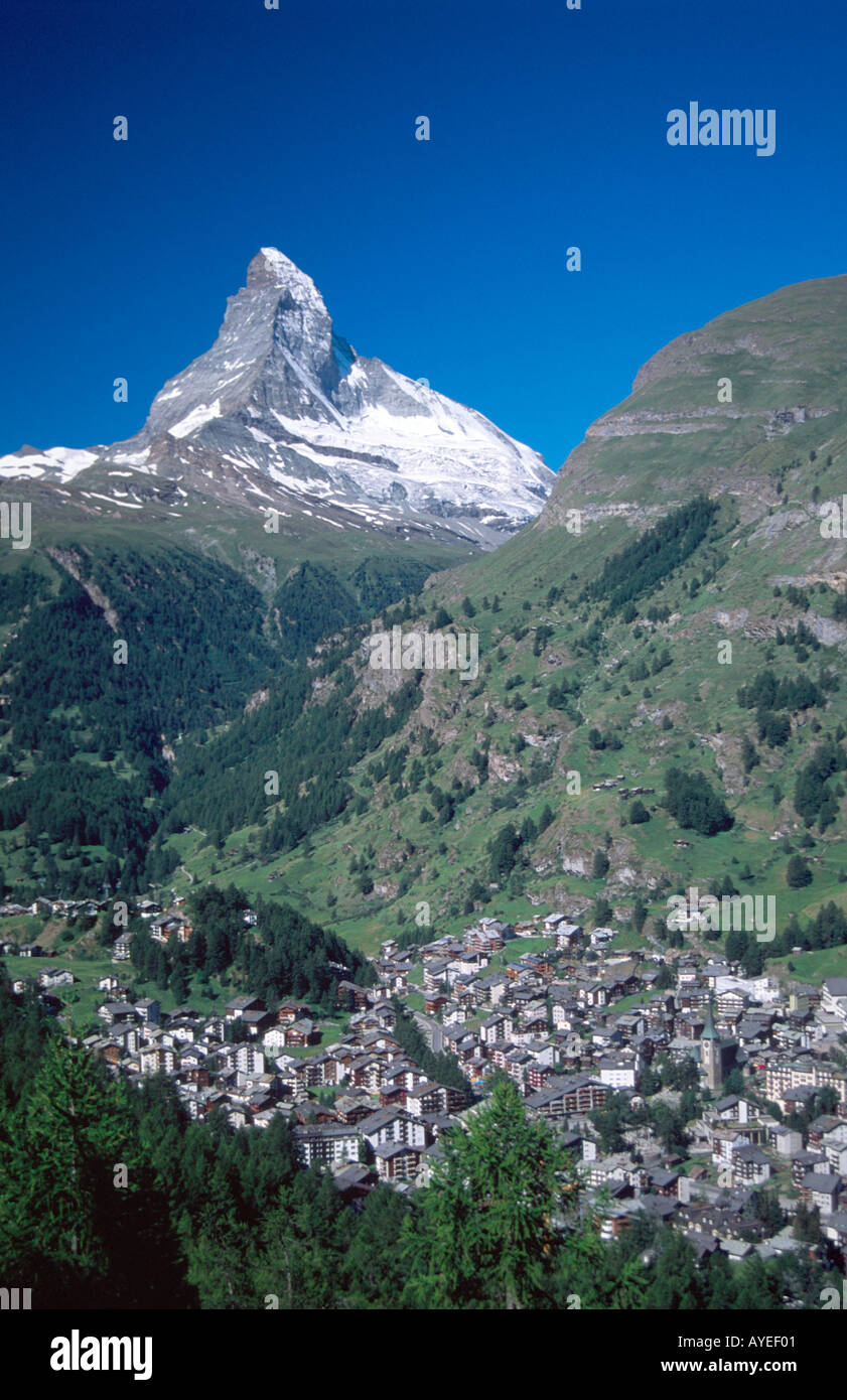 Il Matterhorn che sovrasta la cittadina di Zermatt, Vallese, alpi svizzere, Svizzera Foto Stock Il Matterhorn che sovrasta la cittadina di Zermatt, Vallese, alpi svizzere, Svizzera Foto Stock