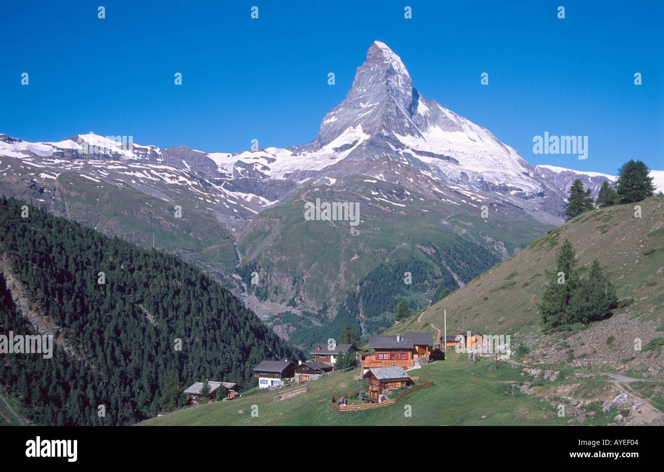 Il Cervino che si eleva al di sopra del borgo di Findeln Vallese Alpi svizzere Svizzera Foto Stock Il Cervino che si eleva al di sopra del borgo di Findeln Vallese Alpi svizzere Svizzera Foto Stock