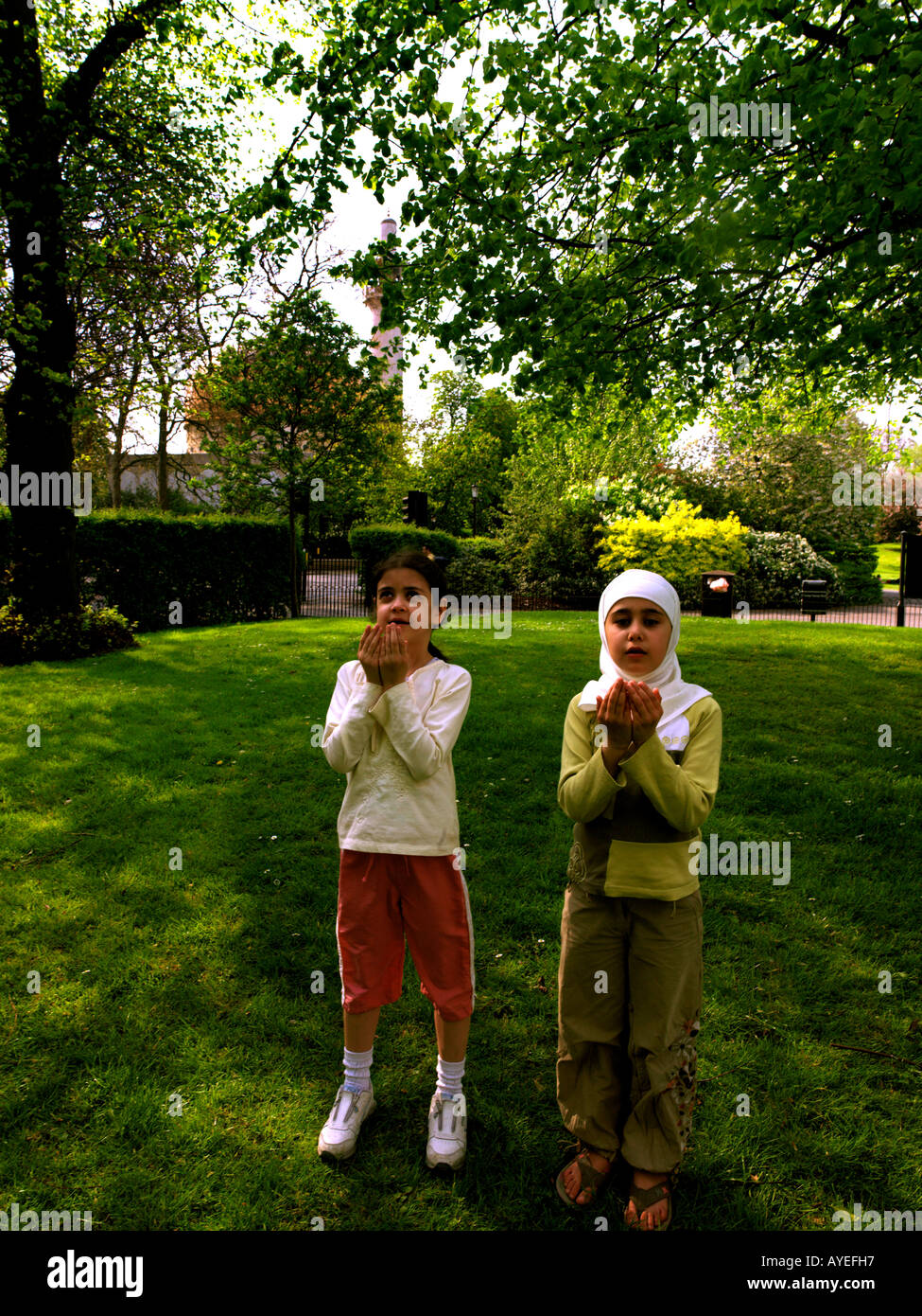 Regents Park Londra Inghilterra ai bambini musulmani pregano a Londra la moschea centrale Foto Stock