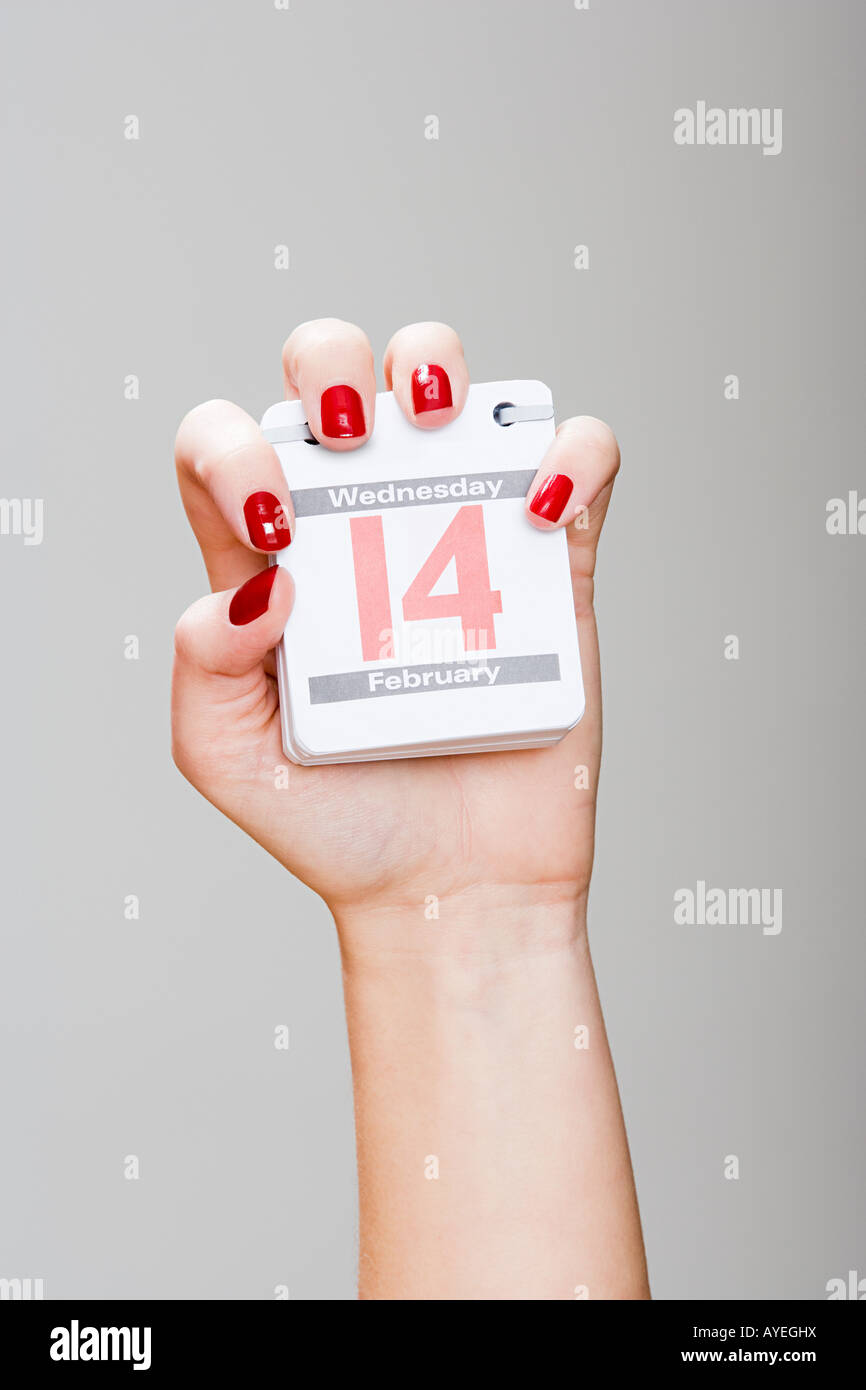 Donna che mantiene il calendario del giorno di san valentino Foto Stock