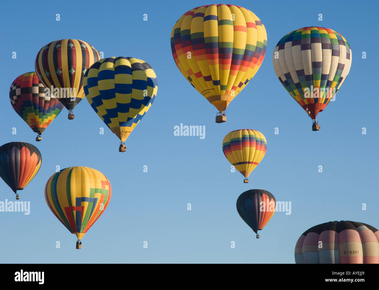 Grande gruppo di mongolfiere in volo con profondo cielo blu come sfondo. Balloon Fiesta di Albuquerque nel New Mexico U. S. Foto Stock