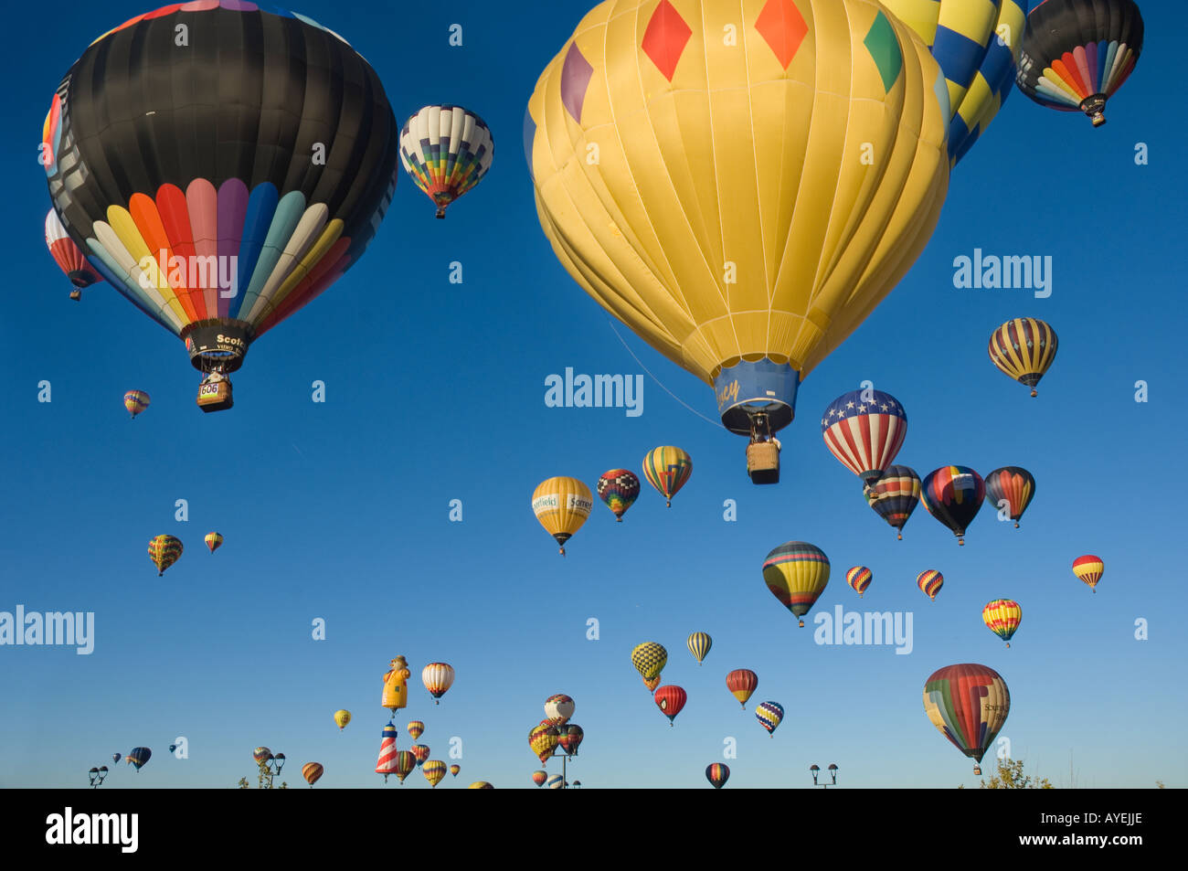 Grande gruppo di mongolfiere in volo con profondo cielo blu come sfondo. Balloon Fiesta di Albuquerque nel New Mexico U. S. Foto Stock