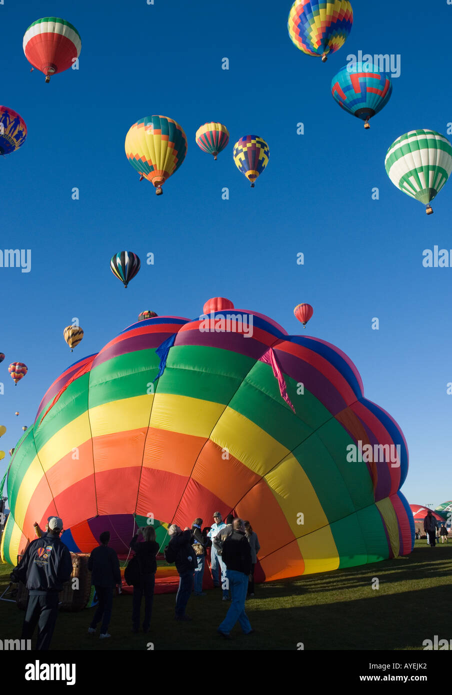 Grande gruppo di mongolfiere lancio e volo con profondo cielo blu come sfondo. Balloon Fiesta di Albuquerque nel New Mexico US Foto Stock