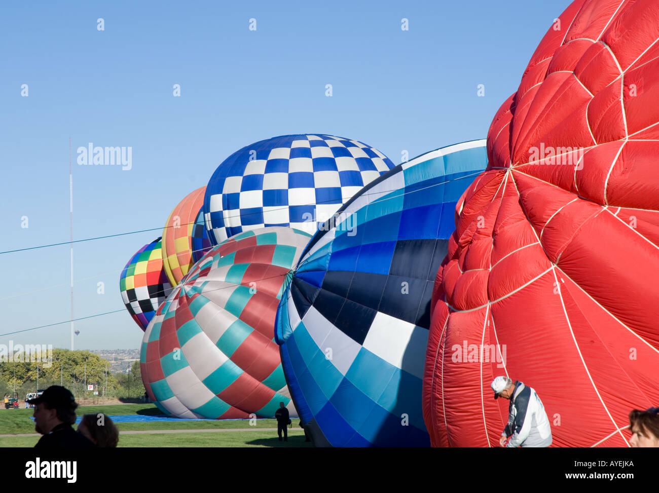 Grande gruppo di mongolfiere di lancio e in volo con profondo cielo blu come sfondo. Balloon Fiesta in Albuquerque Foto Stock