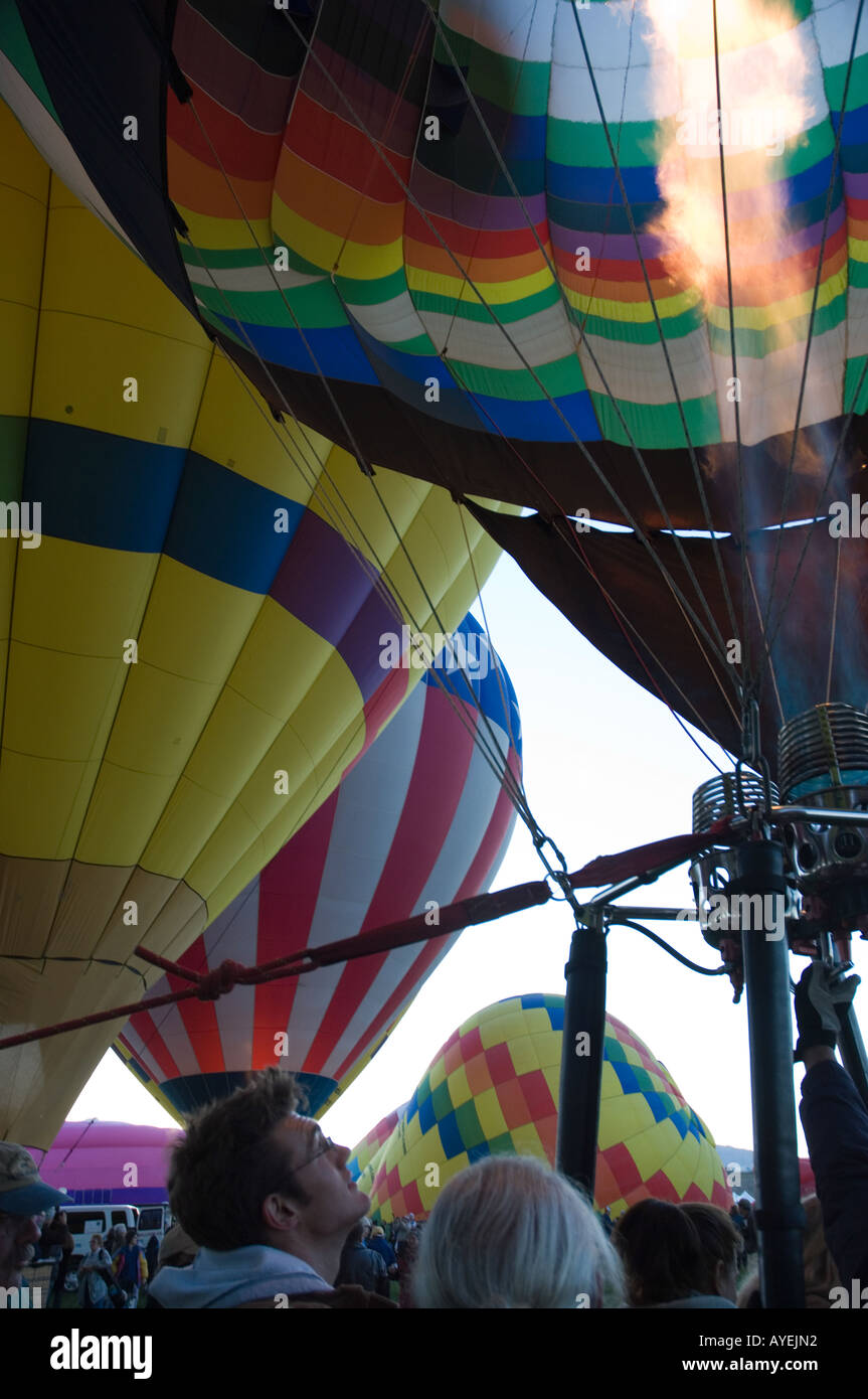 In prossimità del bruciatore a propano fire il riempimento in mongolfiera ad aria calda a Balloon Fiesta in Albuquerque nuovo Foto Stock