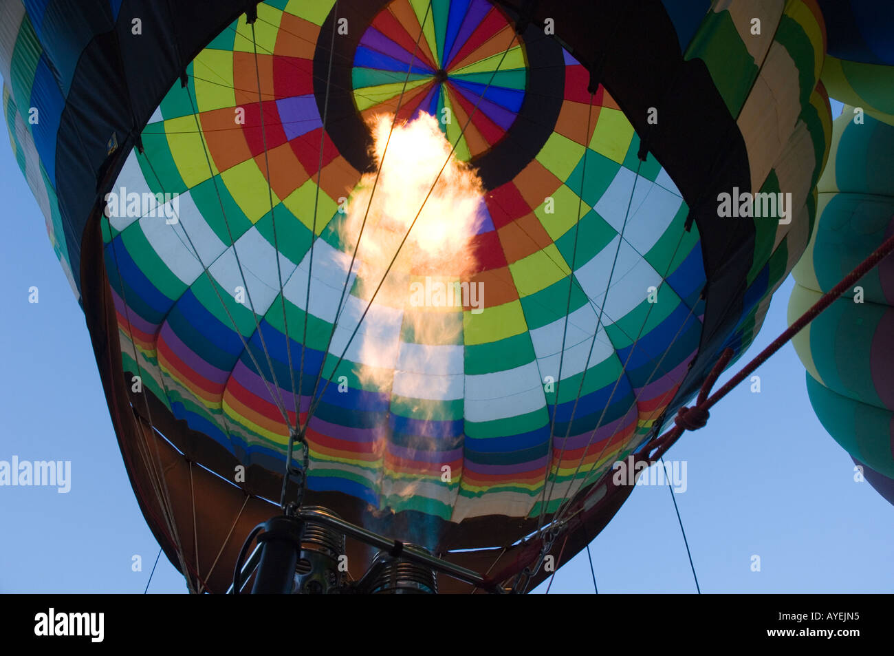 In prossimità del bruciatore a propano fire il riempimento in mongolfiera ad aria calda a Balloon Fiesta di Albuquerque nel New Mexico U S Foto Stock