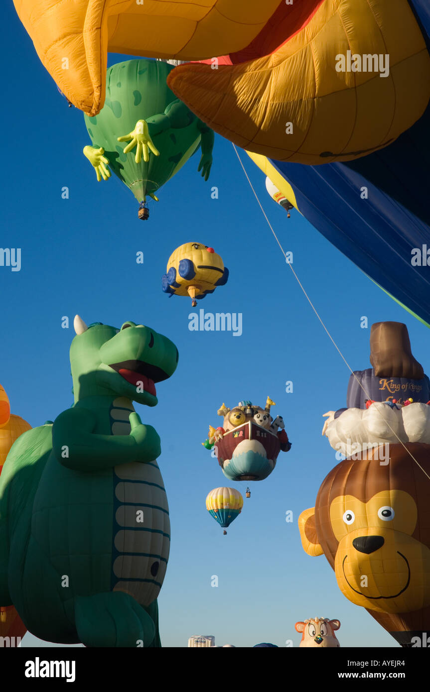 Grande gruppo di mongolfiere in volo con profondo cielo blu come sfondo. Balloon Fiesta di Albuquerque nel New Mexico U S Foto Stock