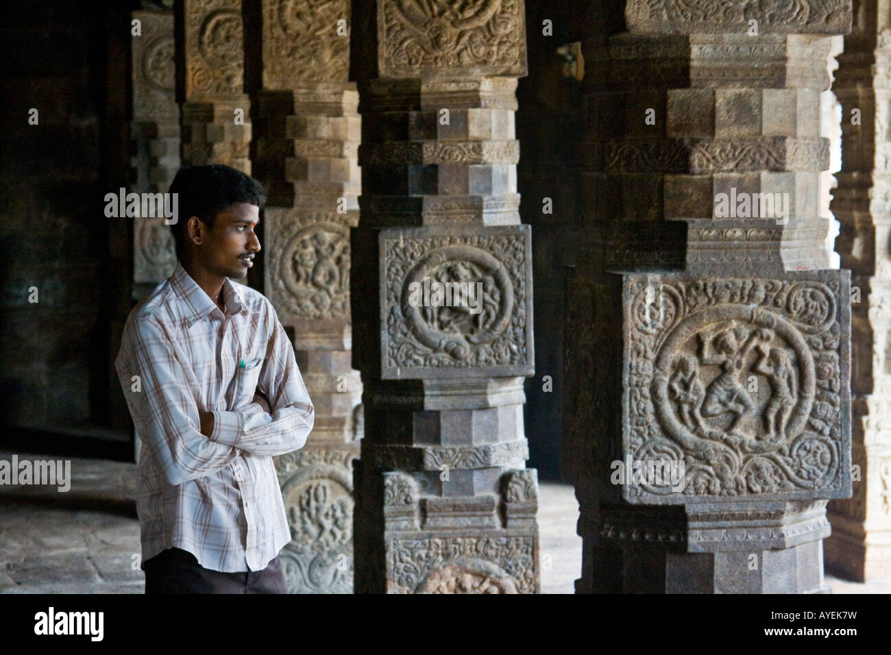 Indian uomo dentro il tempio Airavatesvara a Darasuram India del Sud Foto Stock