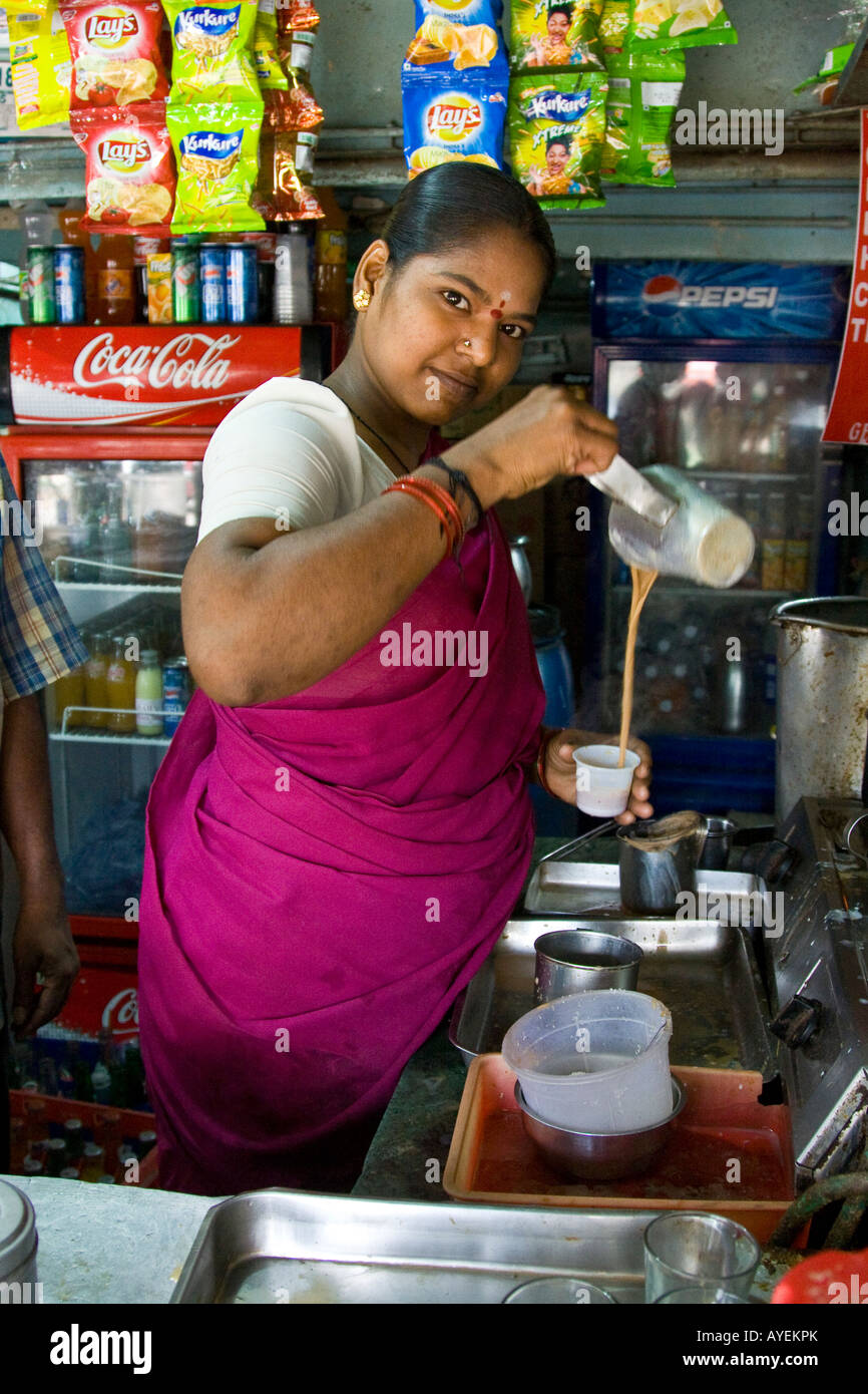 Donna indiana rendendo il tè caldo all'interno di Vellore Fort Vellore in India del Sud Foto Stock