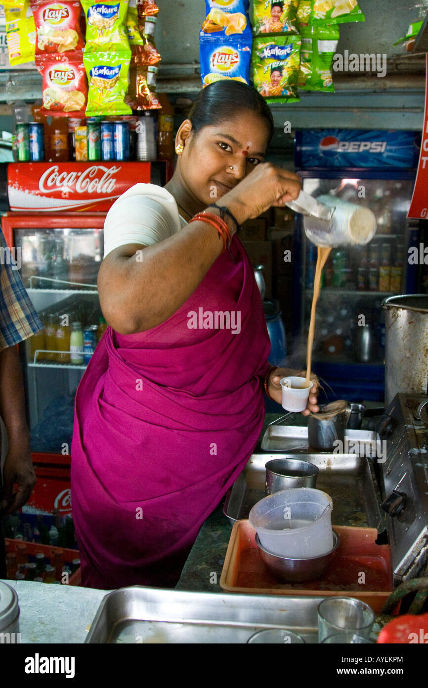 Donna indiana rendendo il tè caldo all'interno di Vellore Fort Vellore in India del Sud Foto Stock