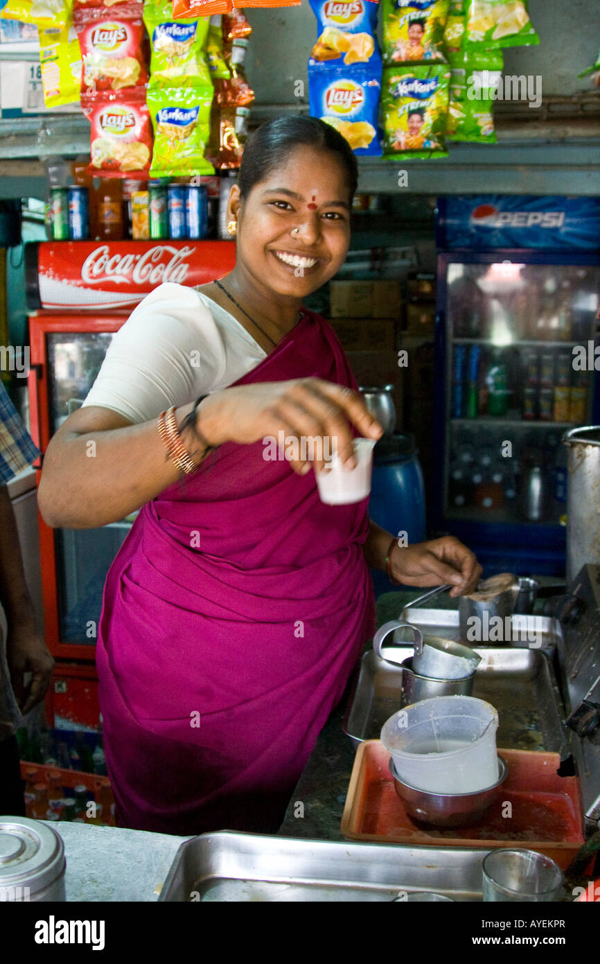 Donna indiana consegnando il tè all'interno di Vellore Fort Vellore in India del Sud Foto Stock