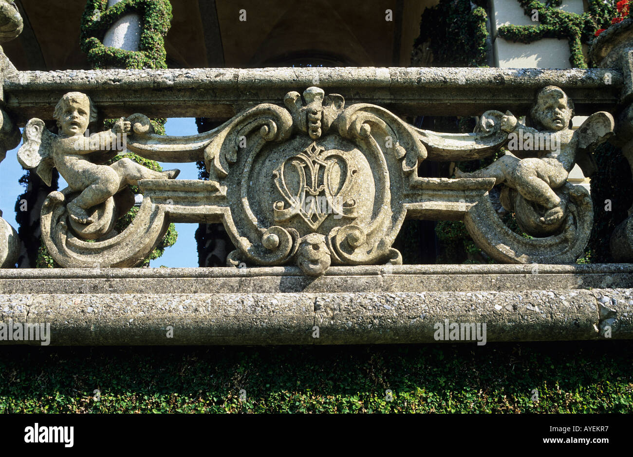 Villa Balbianello stemma dettaglio Lago di Como costruito come un palazzo della famiglia Balbiati la villa fu più tardi una casa di riposo per i frati francescani e poi rimaneggiata dal Cardinale Angelo Divini Foto Stock