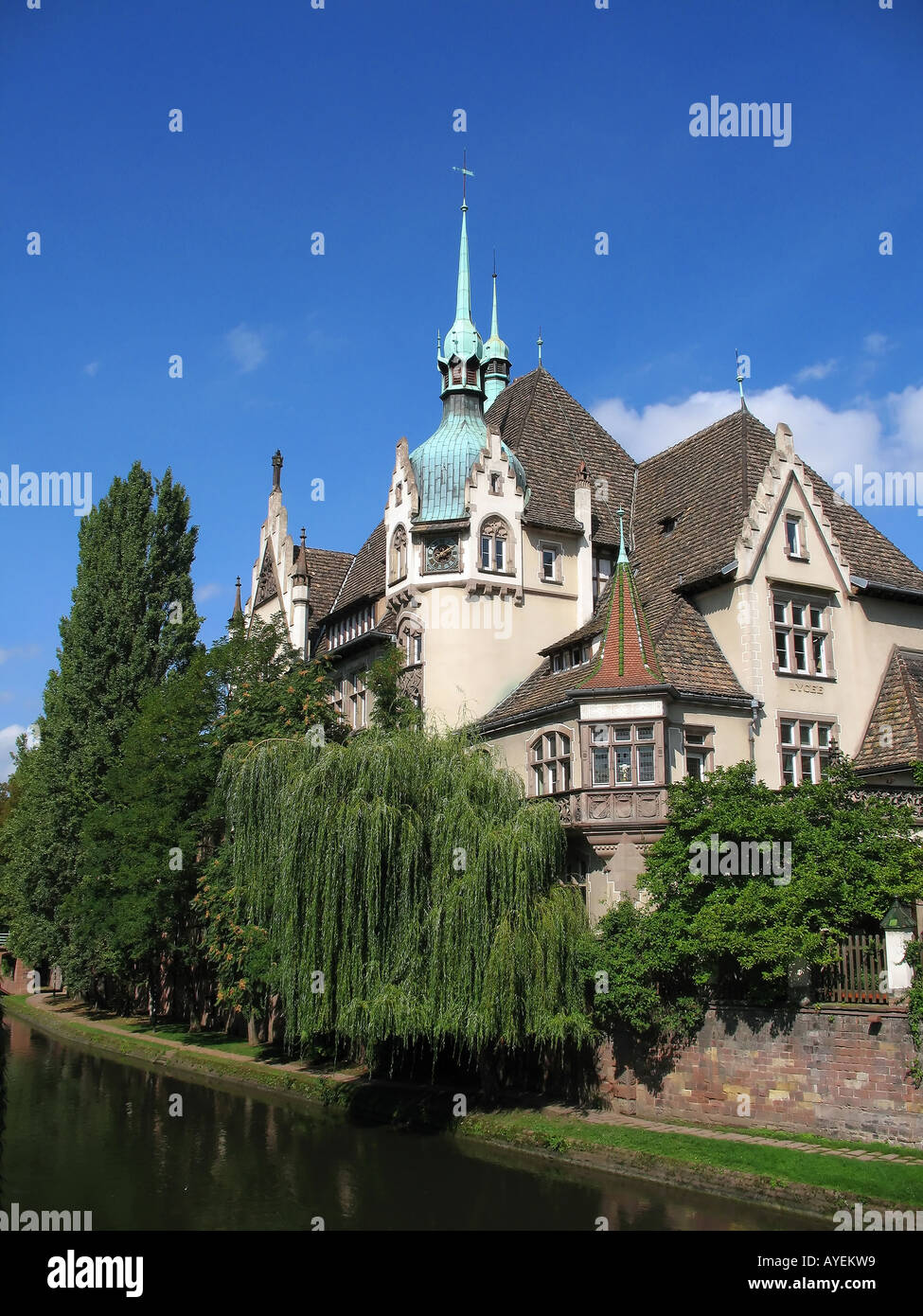 Lycée des Pontonniers, internazionale di alta scuola, fiume Ill, Strasburgo, Alsazia, Francia, Europa Foto Stock