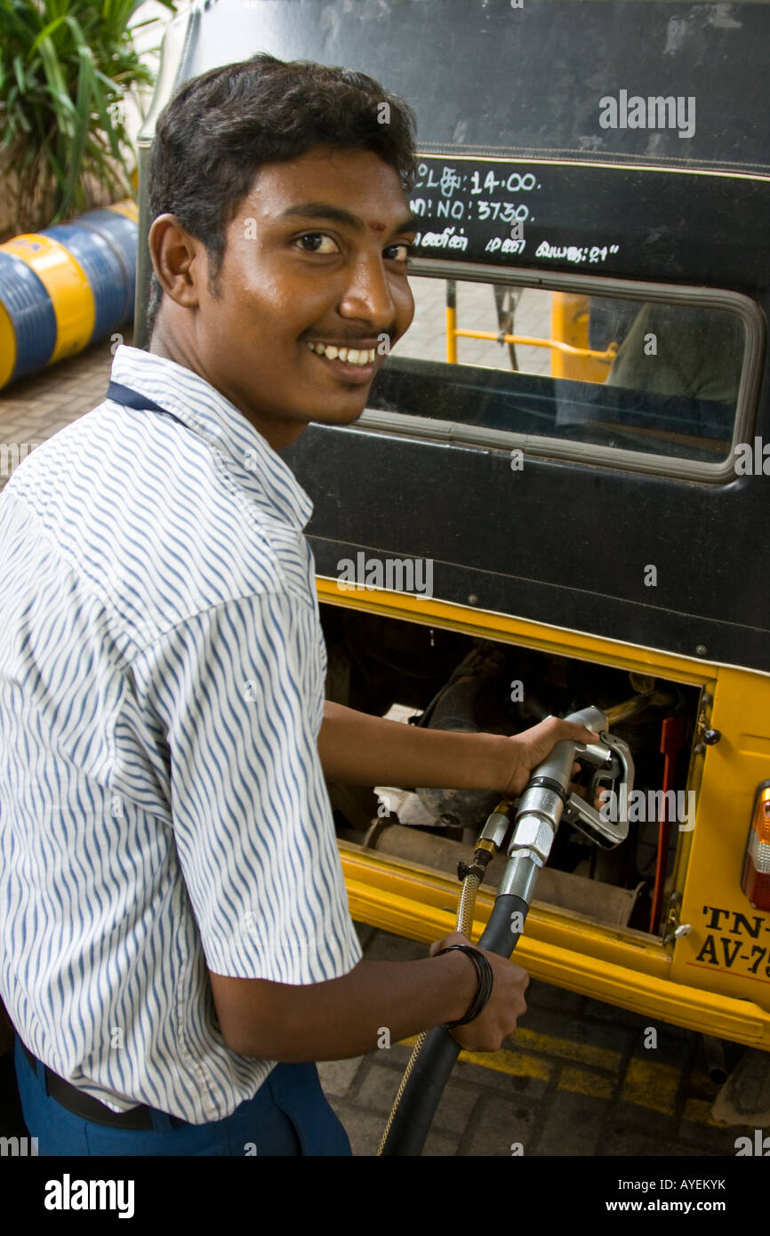 Rifornimento di carburante fino ad una stazione di gas in Chennai India del Sud Foto Stock