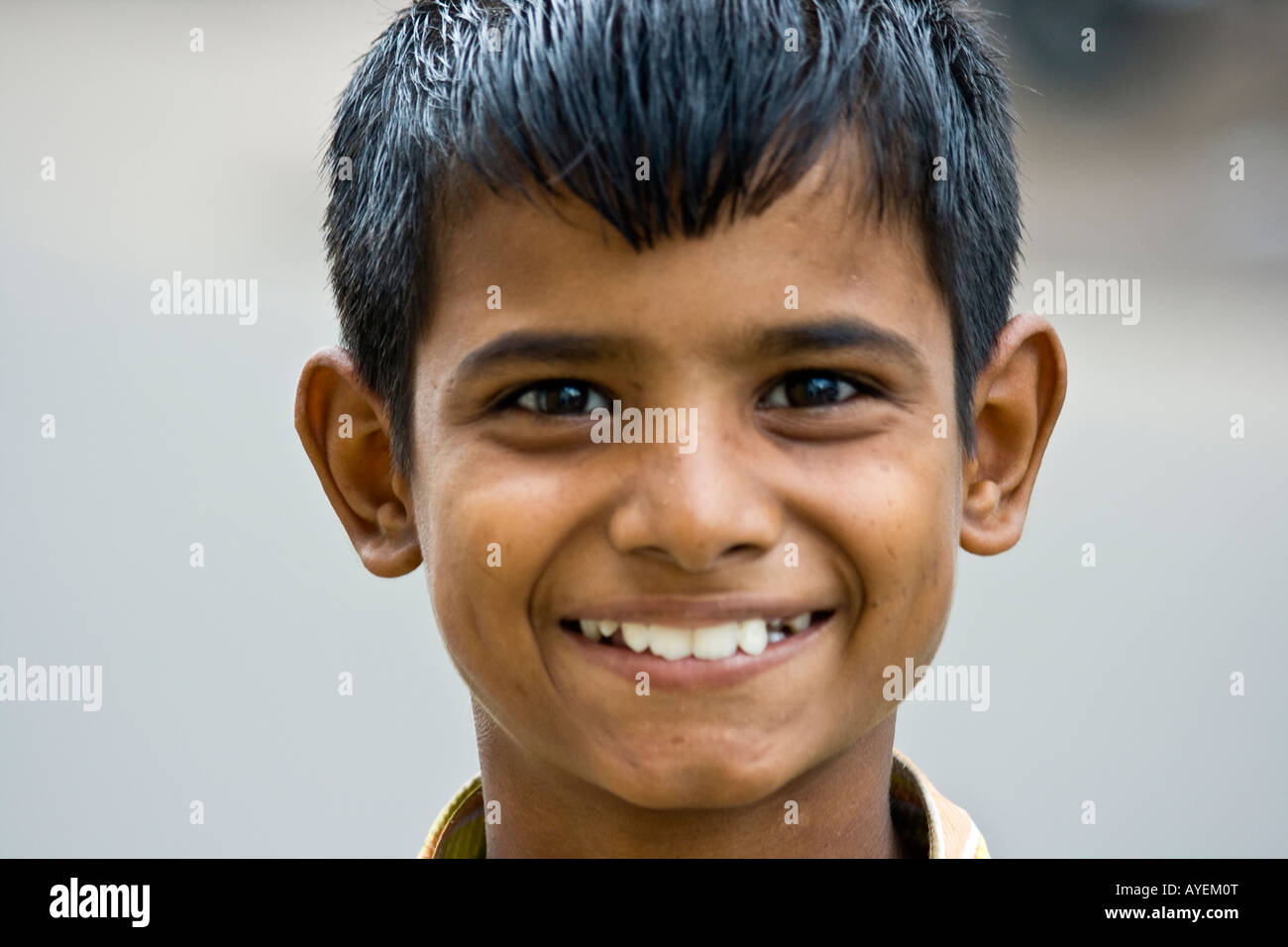 Sorridente ragazzo indiano in Chennai India del Sud Foto Stock