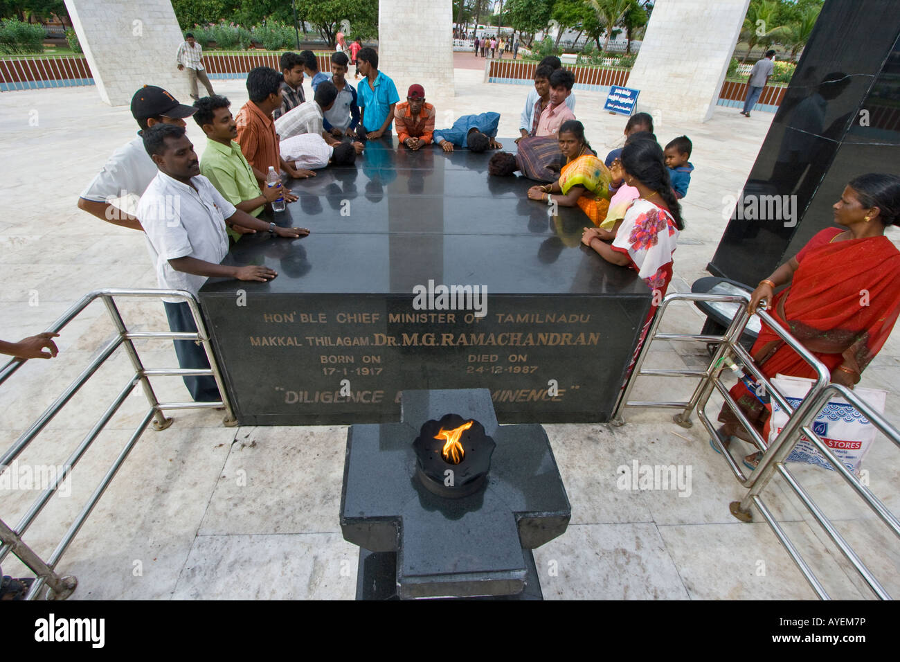 La visita alla tomba di Mons e di ascolto per il ticchettio del suo orologio in Chennai India del Sud Foto Stock