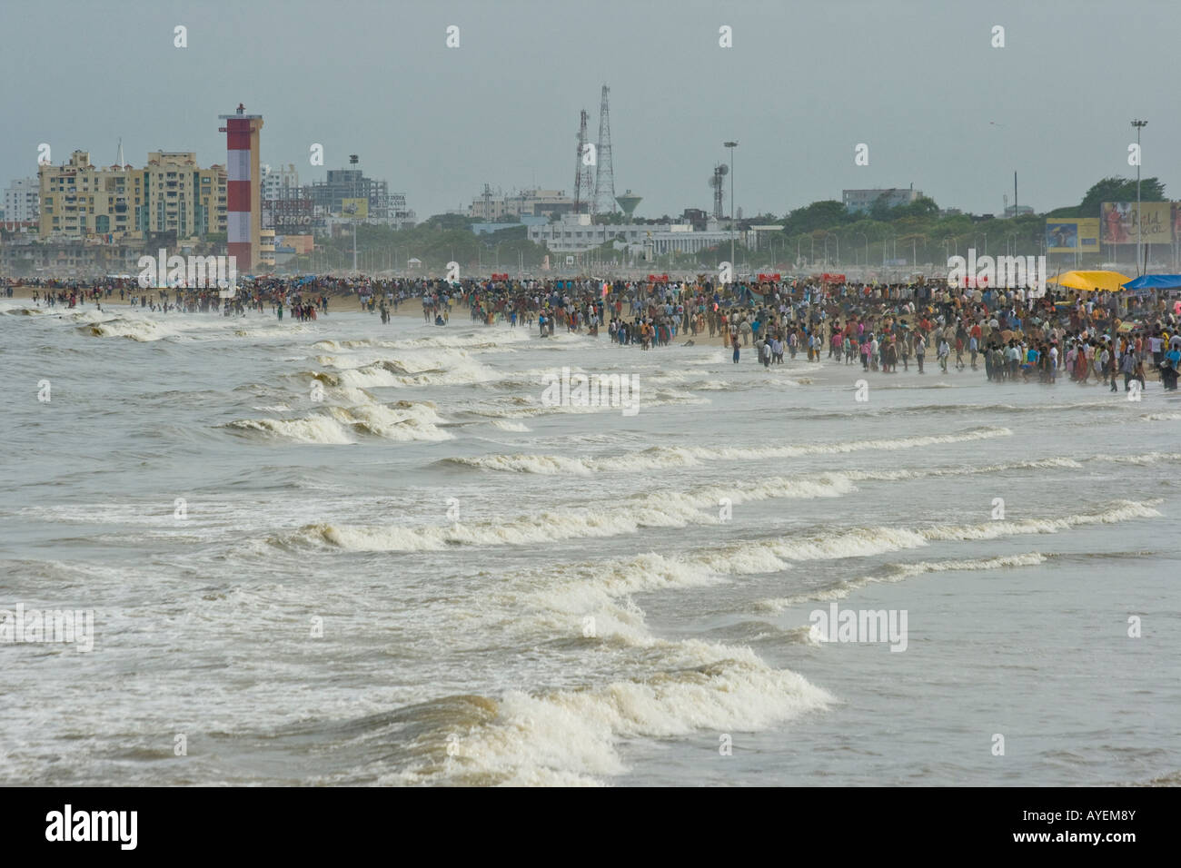 Spiaggia affollata a Chennai India del Sud Foto Stock