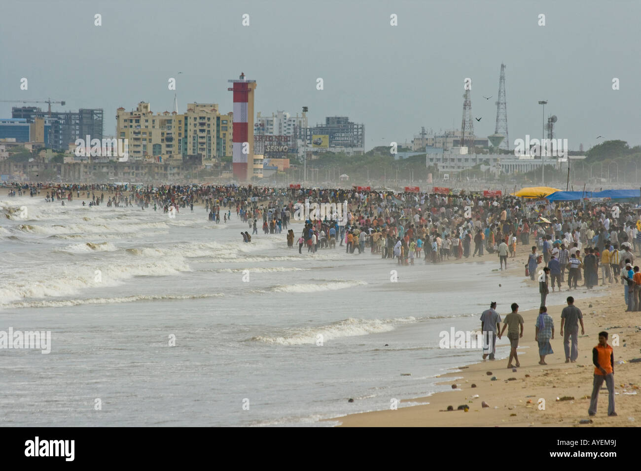 Spiaggia affollata a Chennai India del Sud Foto Stock