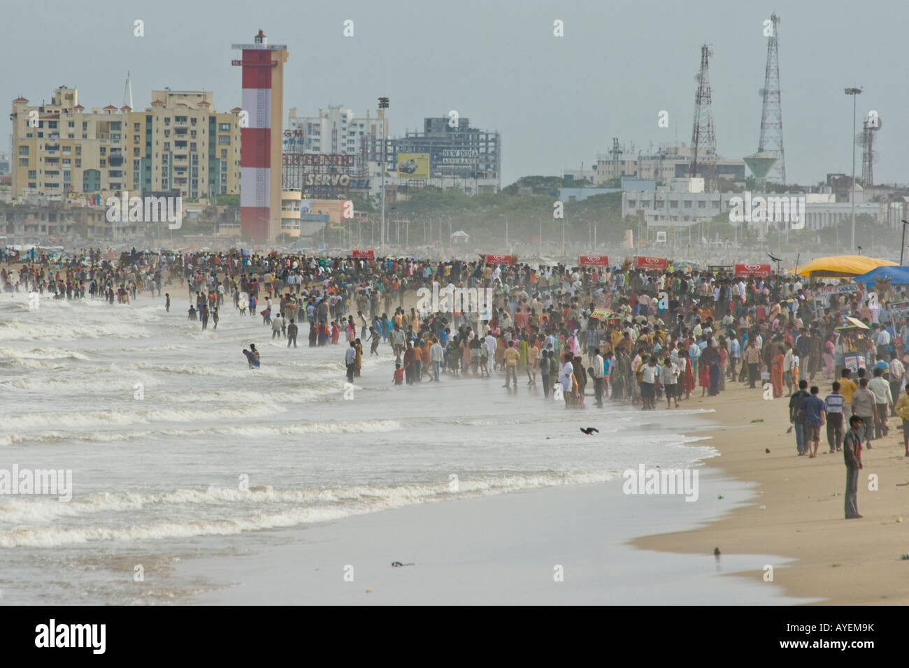 Spiaggia affollata a Chennai India del Sud Foto Stock