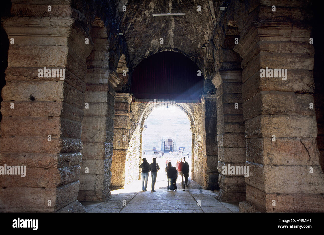 Passaggio in arena romana di Piazza Bra Verona l'anfiteatro fu costruito nel I secolo d.c. con mattoni e pietra rosa cavato nella Valpolicella originariamente aveva due pareti esterne 74 arcate doppie della parete interna ancora in piedi ma solo una sezione della parete esterna originariamente per giochi romana è ora utilizzato per eseguire opera s Foto Stock