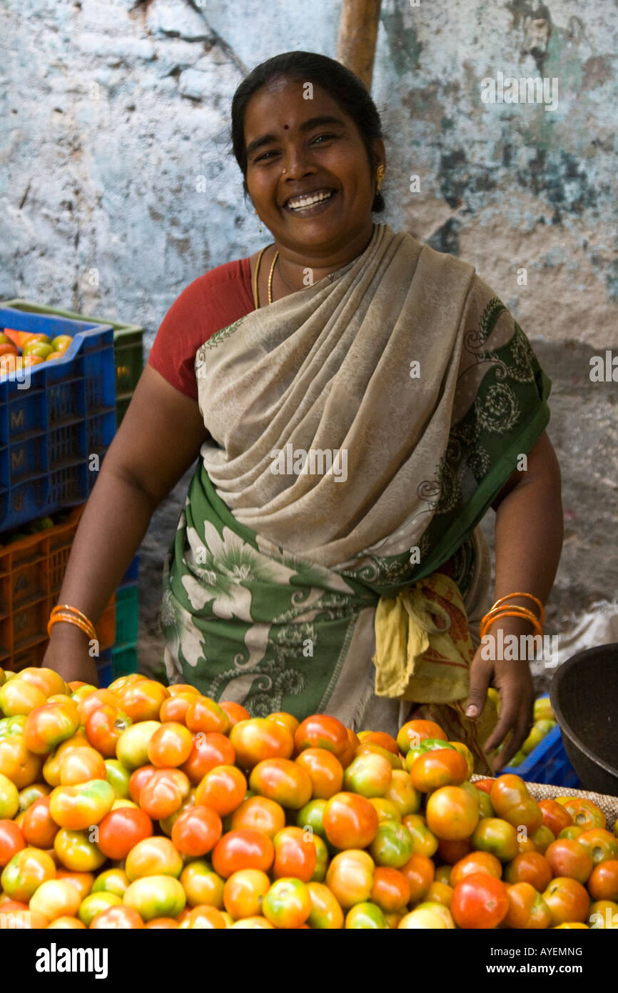 Donna vendita di pomodori in un mercato ortofrutticolo di Madurai India del Sud Foto Stock