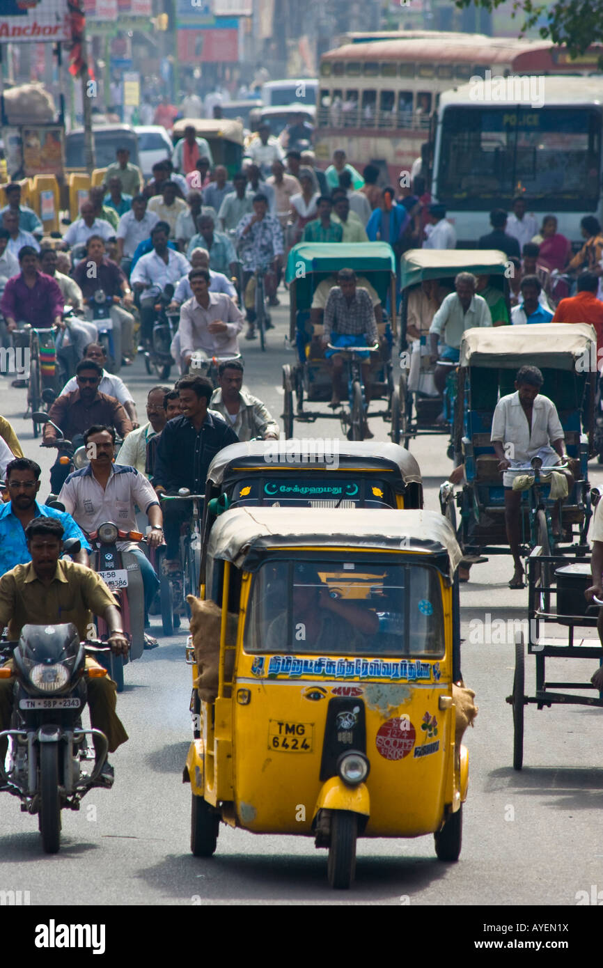 La strada affollata del traffico in Madurai India del Sud Foto Stock