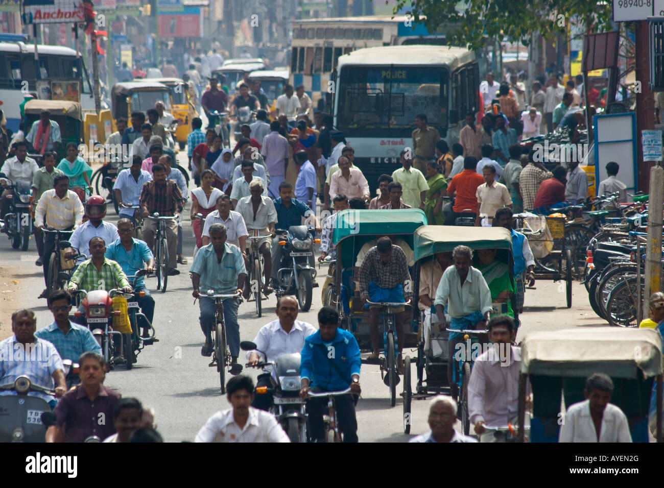 La strada affollata del traffico in Madurai India del Sud Foto Stock