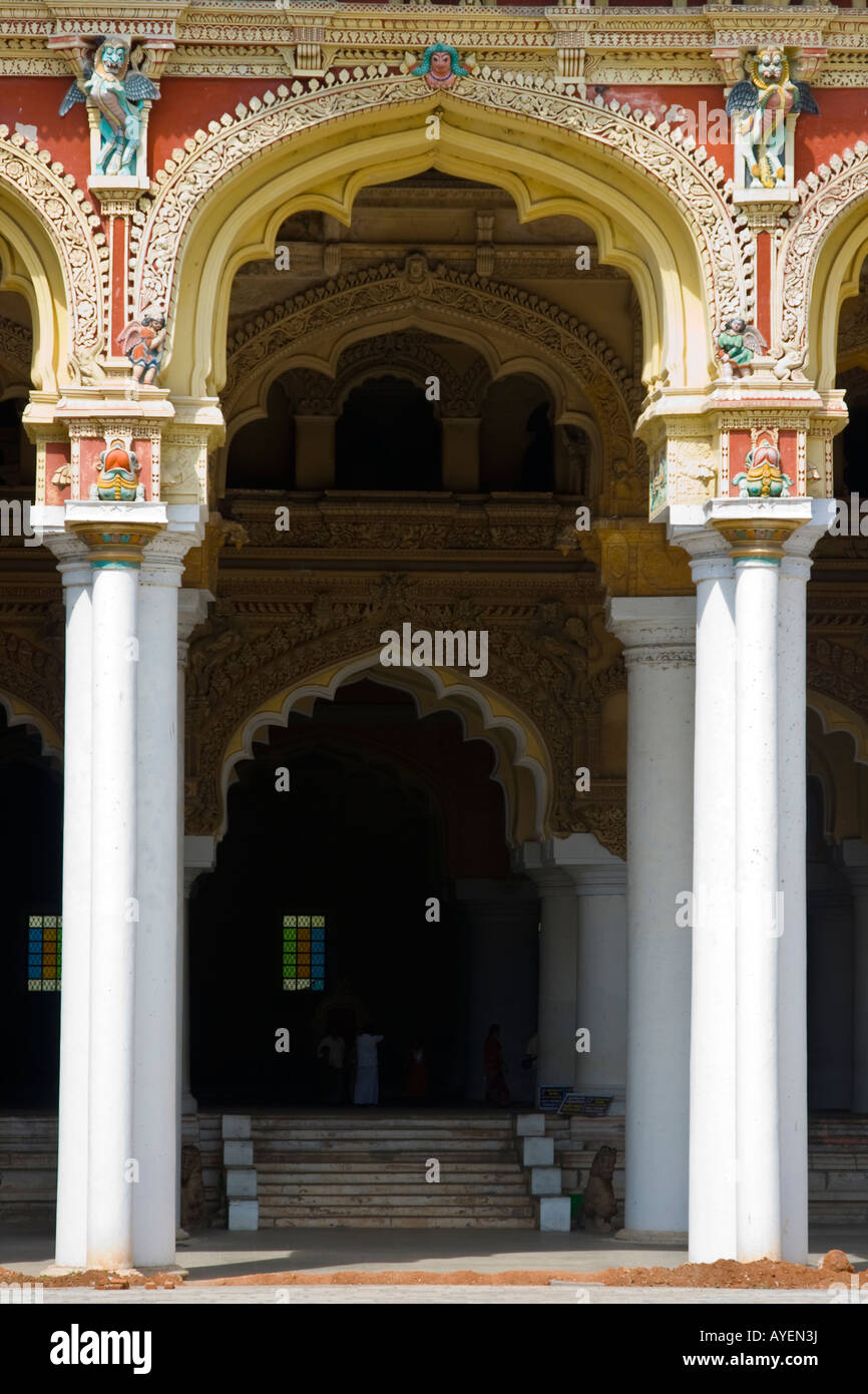 Dettagli architettonici all'interno del Tirumalai Nayak Palace a Madurai India del Sud Foto Stock