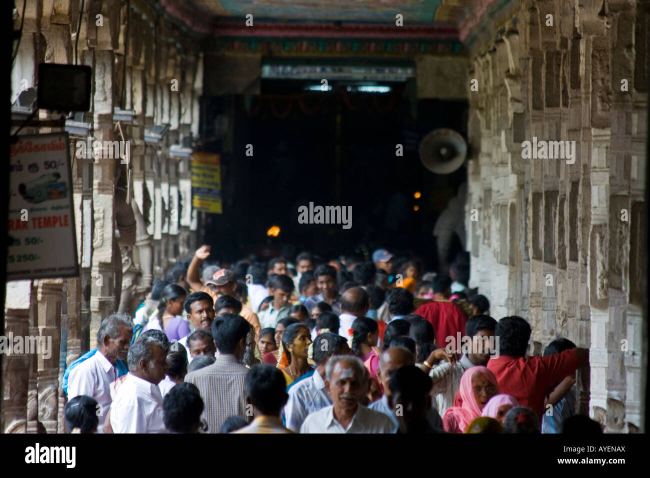 Sala affollata all'interno di Sri Meenakshi tempio indù di Madurai India del Sud Foto Stock