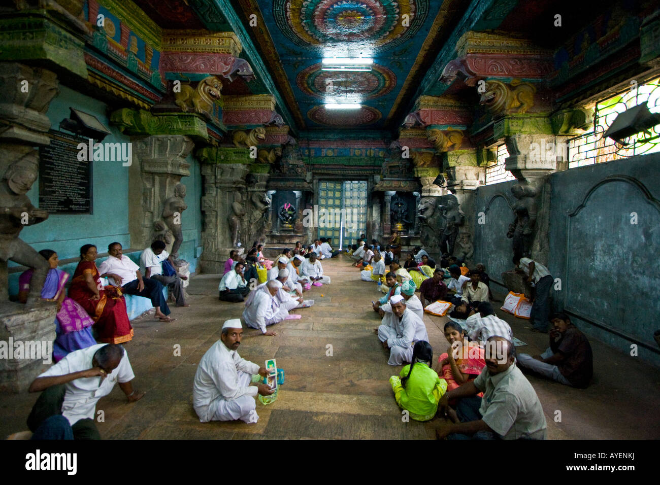 Persone in una sala di attesa per le porte da aprire a Sree Meenakshi Tempio di Madurai India del Sud Foto Stock