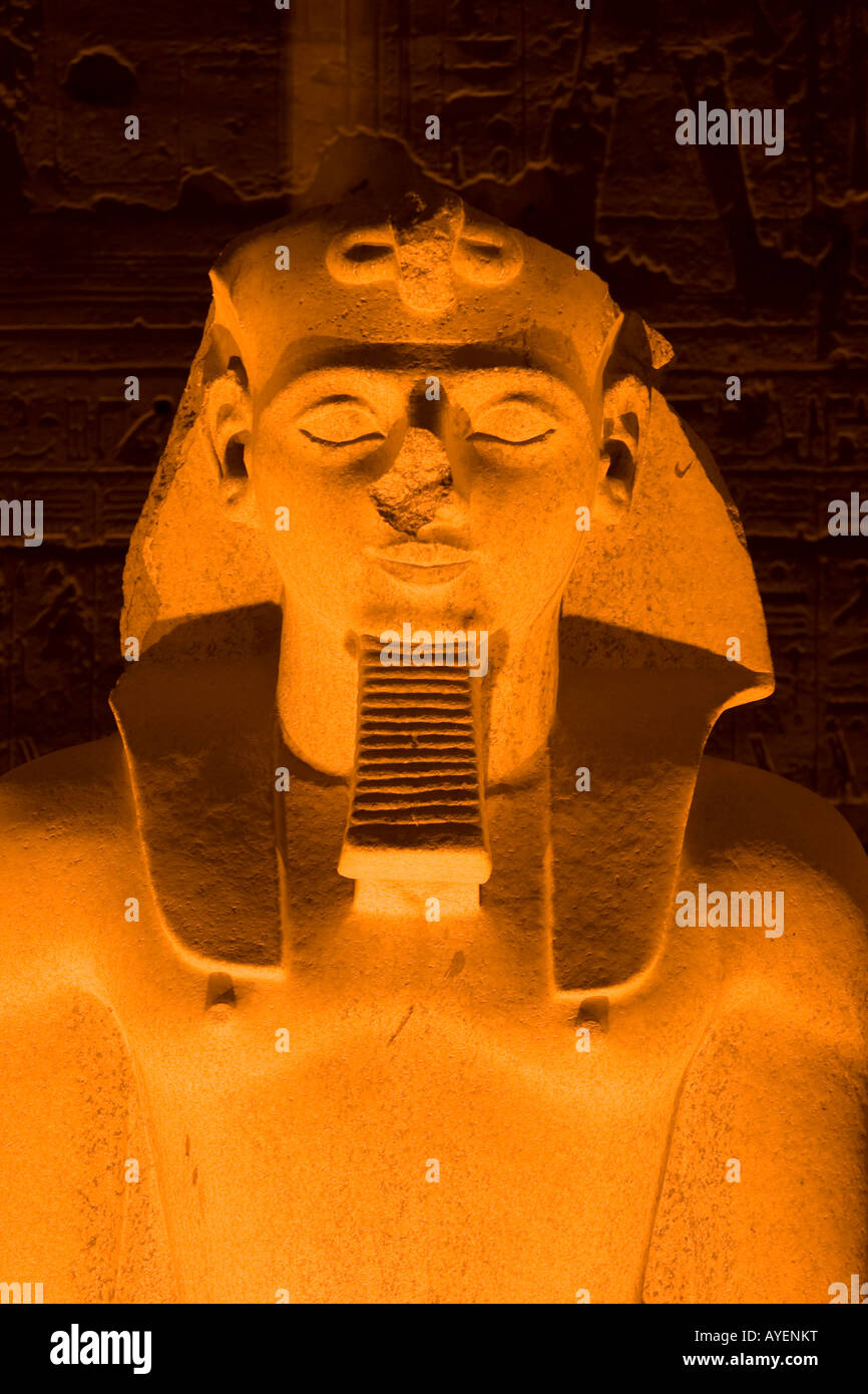 Statua di Ramses II grande corte del tempio di Luxor a notte Luxor valle del Nilo in Egitto Foto Stock