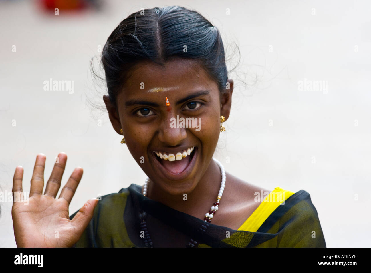 Sorridente ragazza adolescente a Sree Meenakshi tempio indù di Madurai India del Sud Foto Stock