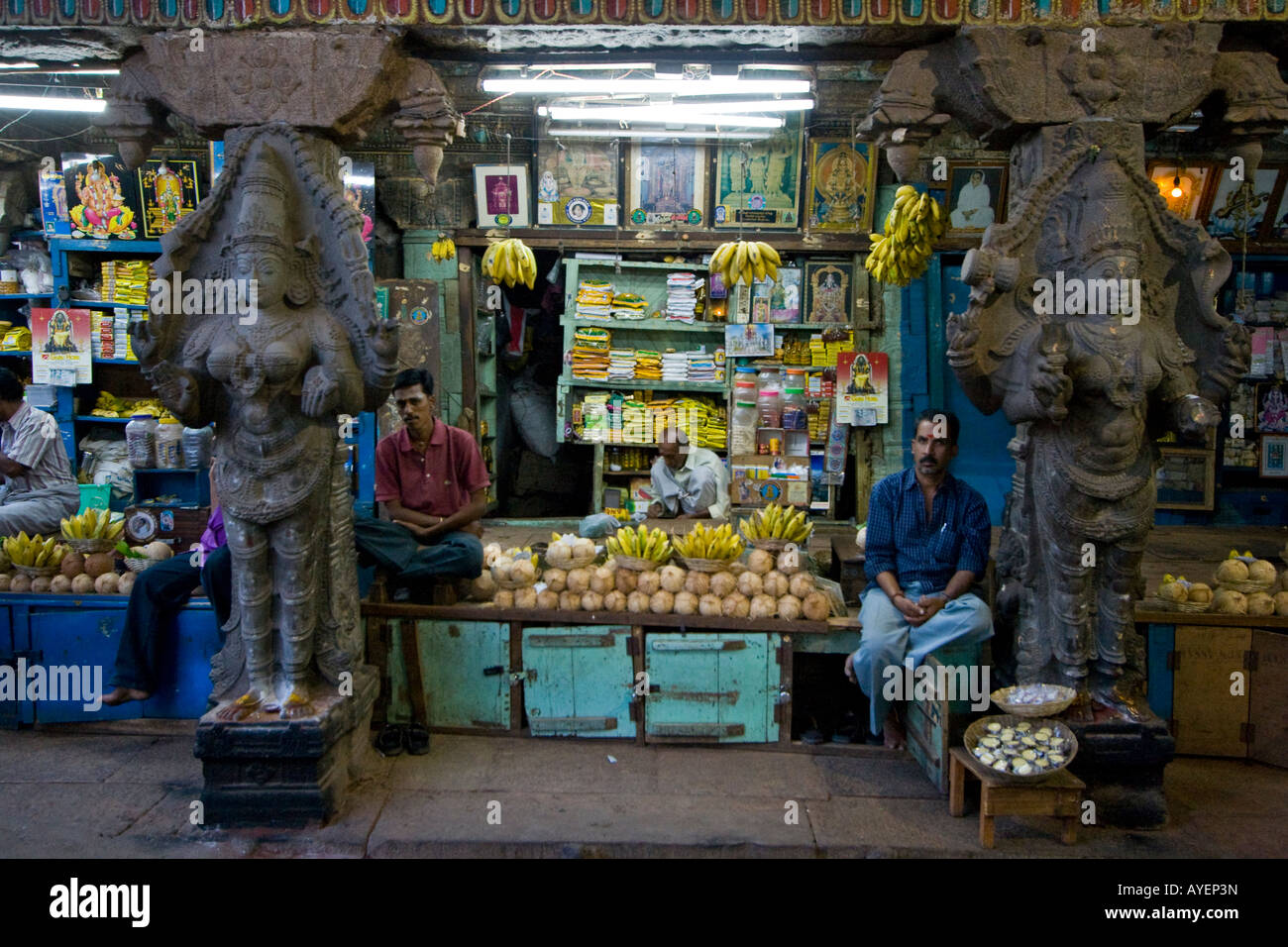 I fornitori all'interno di Sri Meenakshi tempio indù di Madurai India del Sud Foto Stock
