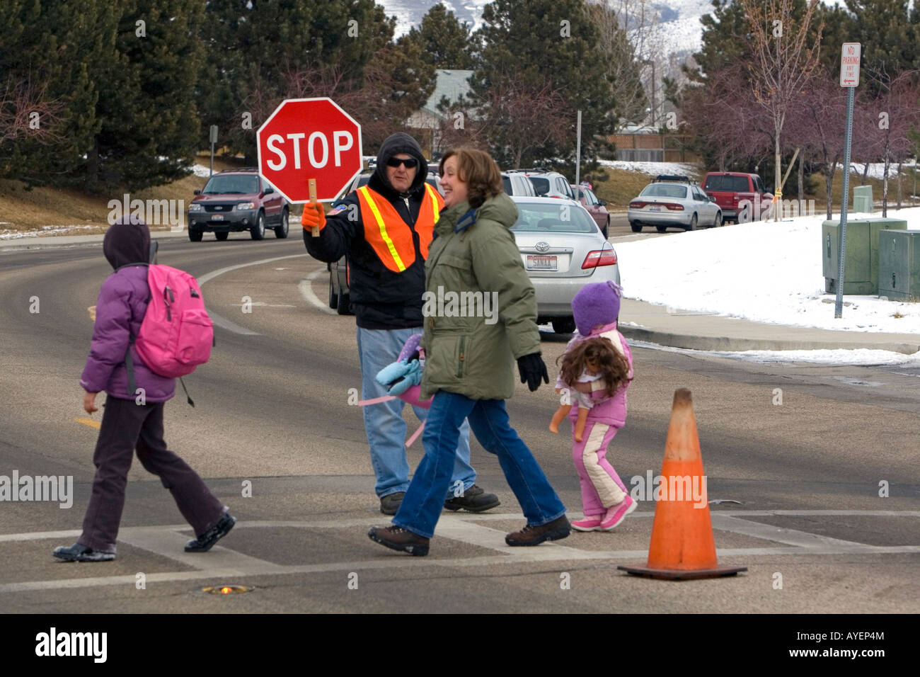 Attraversamento Scuola guardia in inverno la neve a Boise Idaho Foto Stock