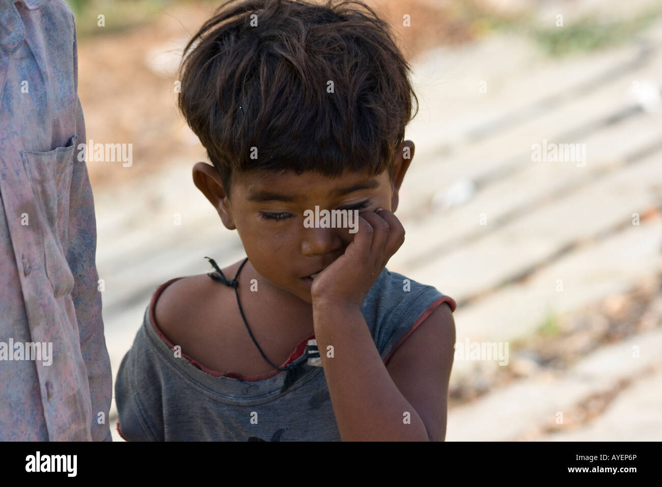 Povero ragazzo indiano appena fuori Madurai India del Sud Foto Stock