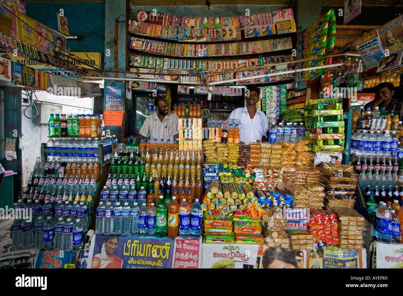 Convenience Store presso la stazione degli autobus in Pudukkottai India del Sud Foto Stock