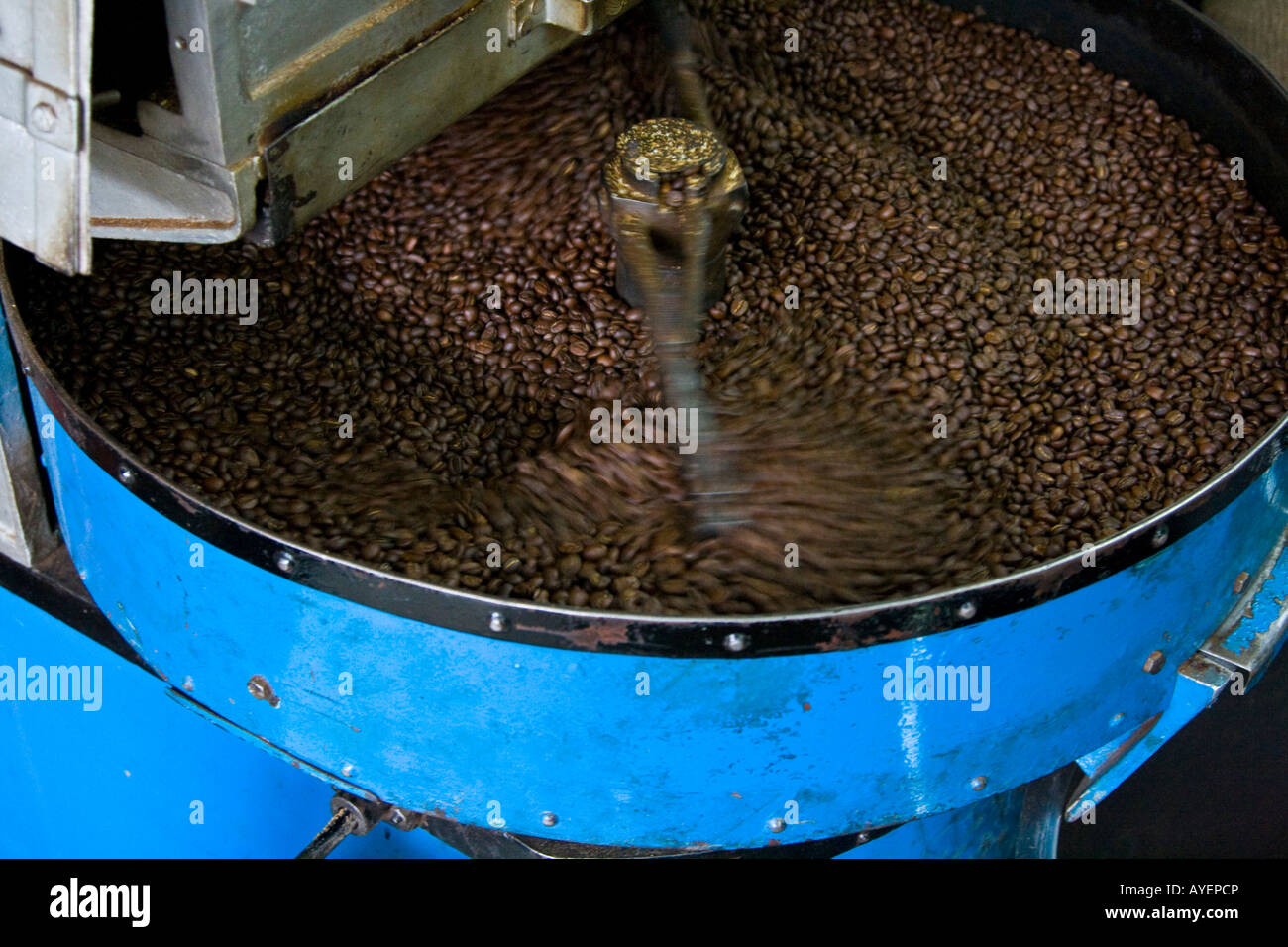 Piccola la tostatura del caffè Shop in Tiruchirappalli o Trichy India del Sud Foto Stock