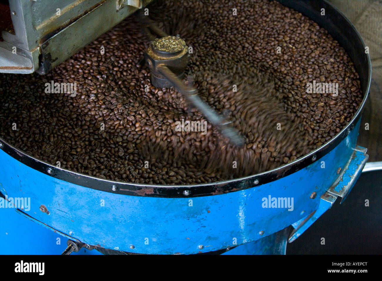 Piccola la tostatura del caffè Shop in Tiruchirappalli o Trichy India del Sud Foto Stock