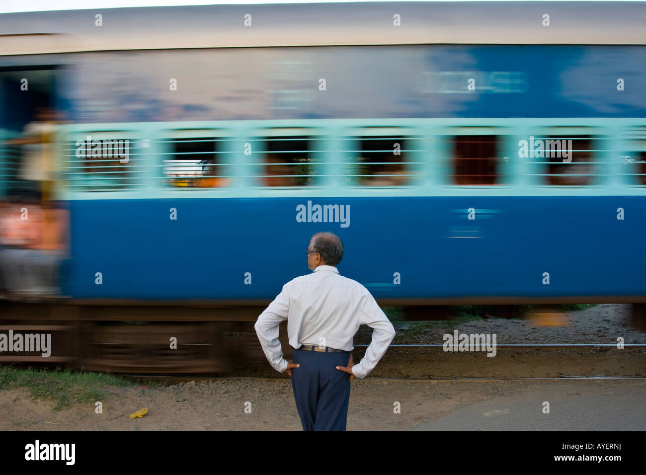 Passando in treno in Tamil Nadu India del Sud Foto Stock