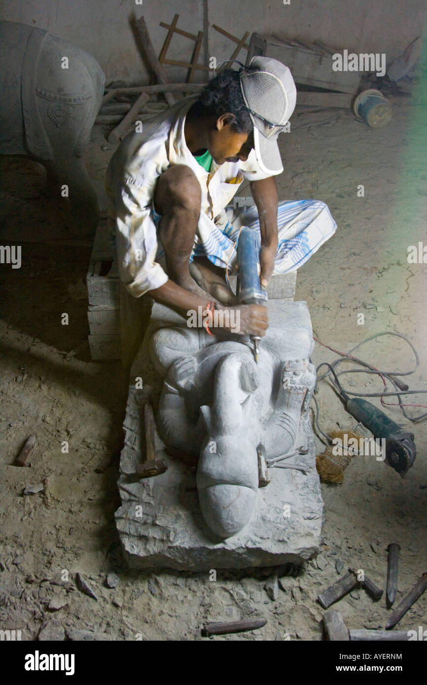 Intagliare una pietra statua indù in Mamallapuram India del Sud Foto Stock